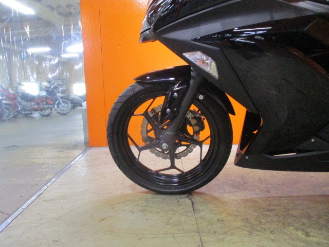 ホイールもフォークのアウターもこの通り状態グッド！！来店が難しい方はお電話にて通販も可能ですよ！！